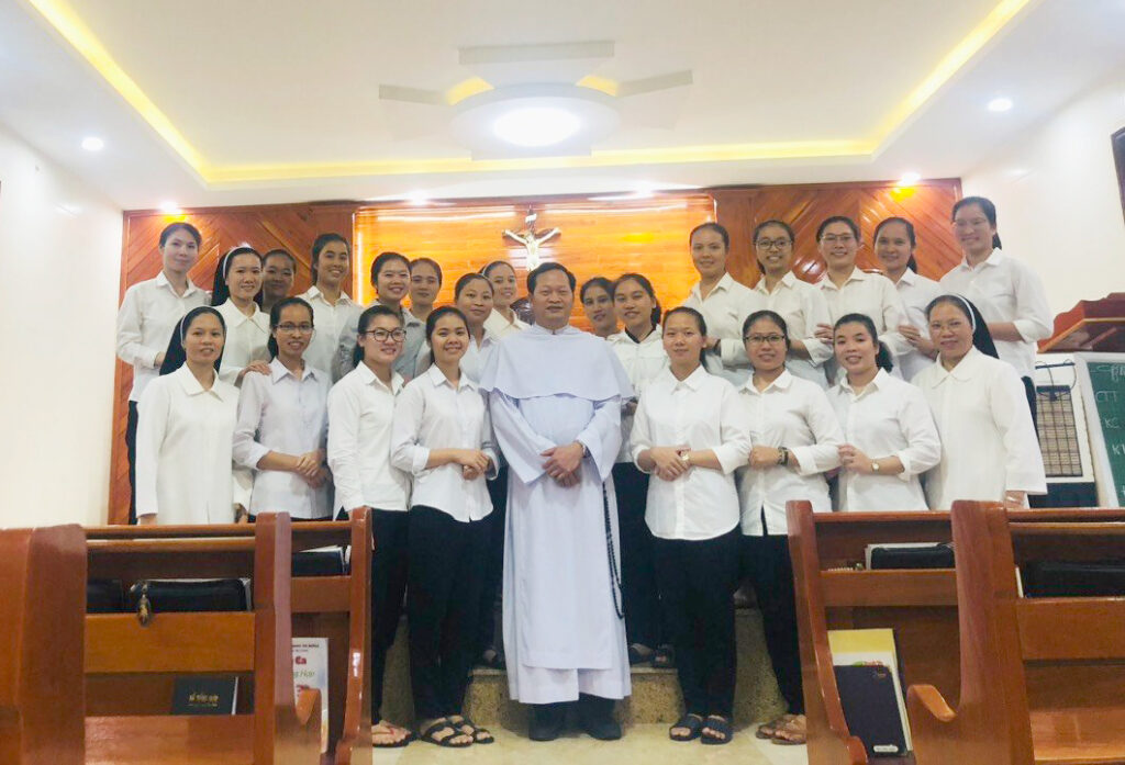 Tĩnh Tâm Tháng 11  - Sống mầu nhiệm tự huỷ (Kenosis) của Đức Kitô trong ơn gọi tu sĩ