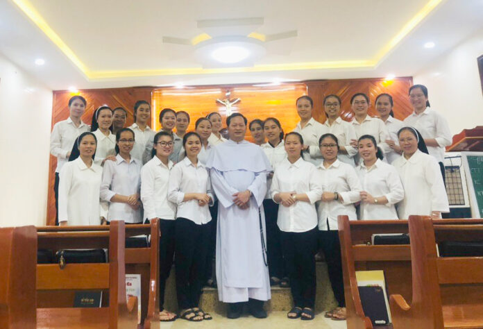 Tĩnh Tâm Tháng 11  - Sống mầu nhiệm tự huỷ (Kenosis) của Đức Kitô trong ơn gọi tu sĩ