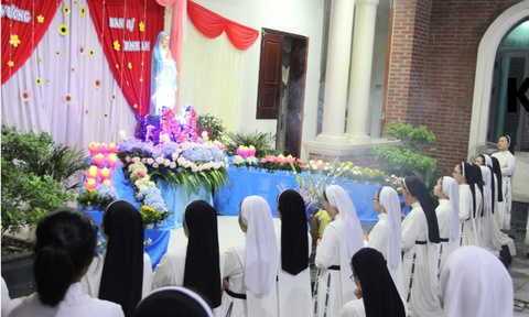 Hiệp Hội Đa Minh Tin Mừng cầu nguyện cùng Đức Mẹ